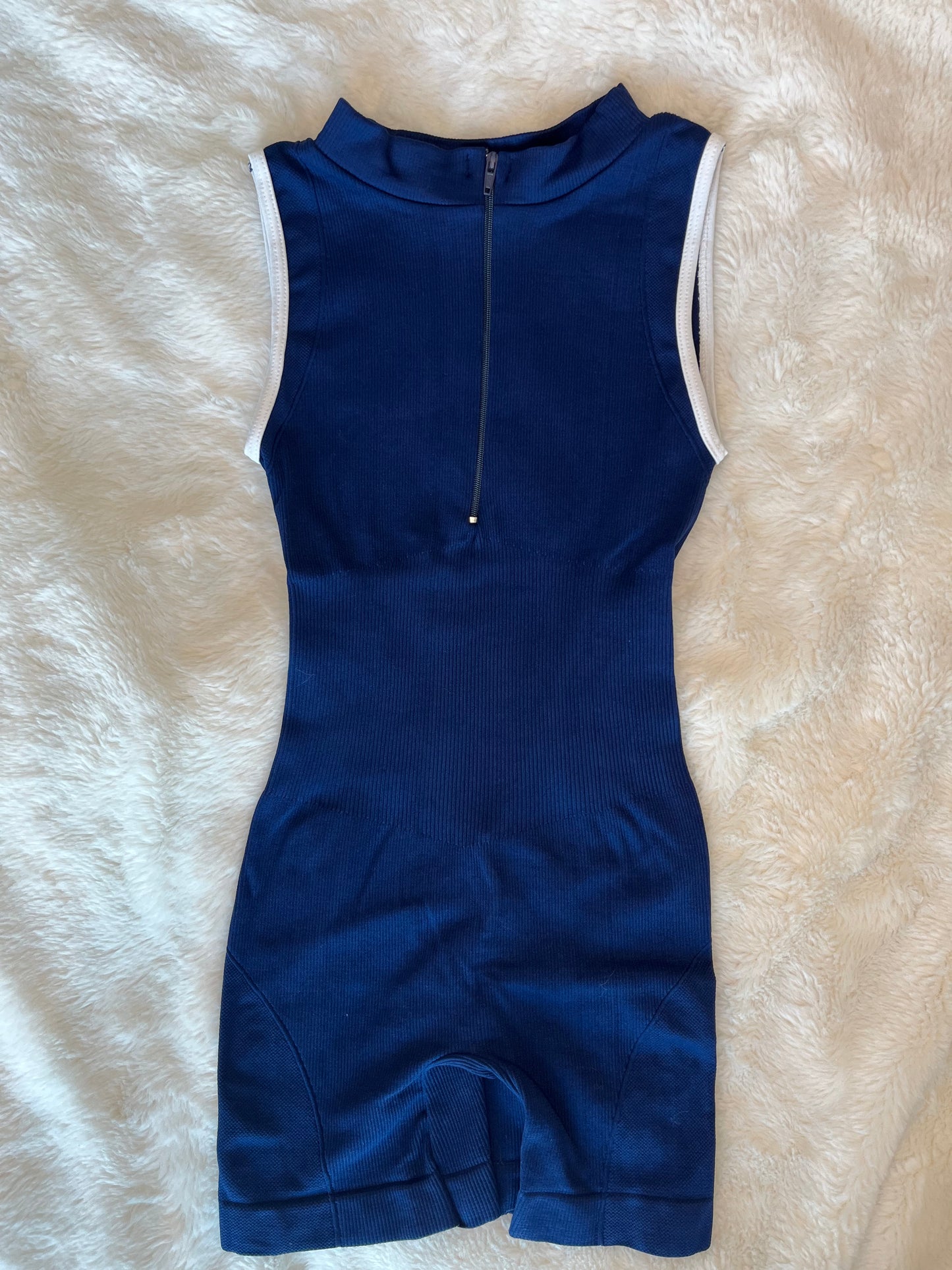 Jumpsuit Corto Líneas Cierre Cuello Alto